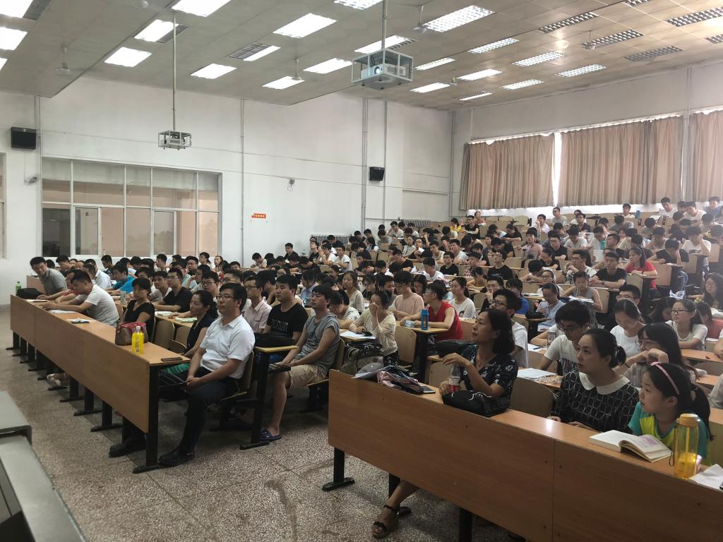 公司领导、硕士生导师、教师代表及研究生辅导员参加了动员会