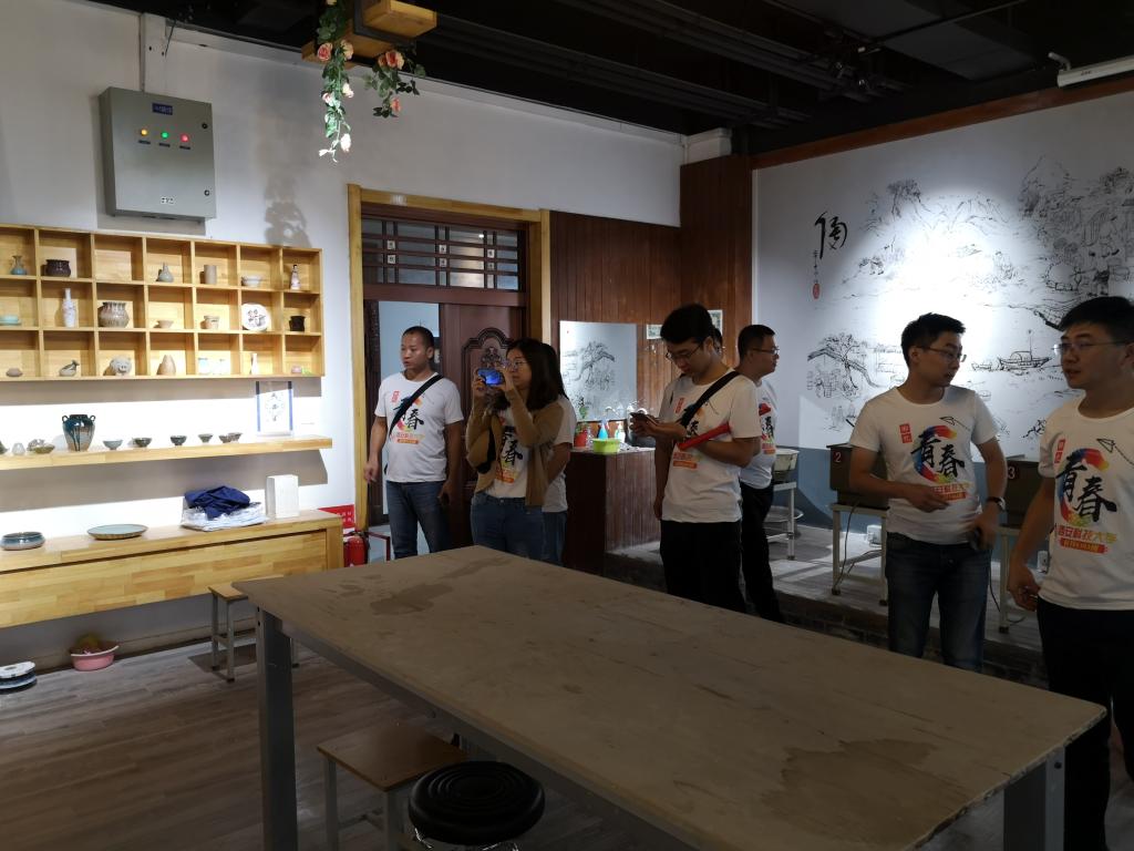 员工们参观陶源瓷踪
